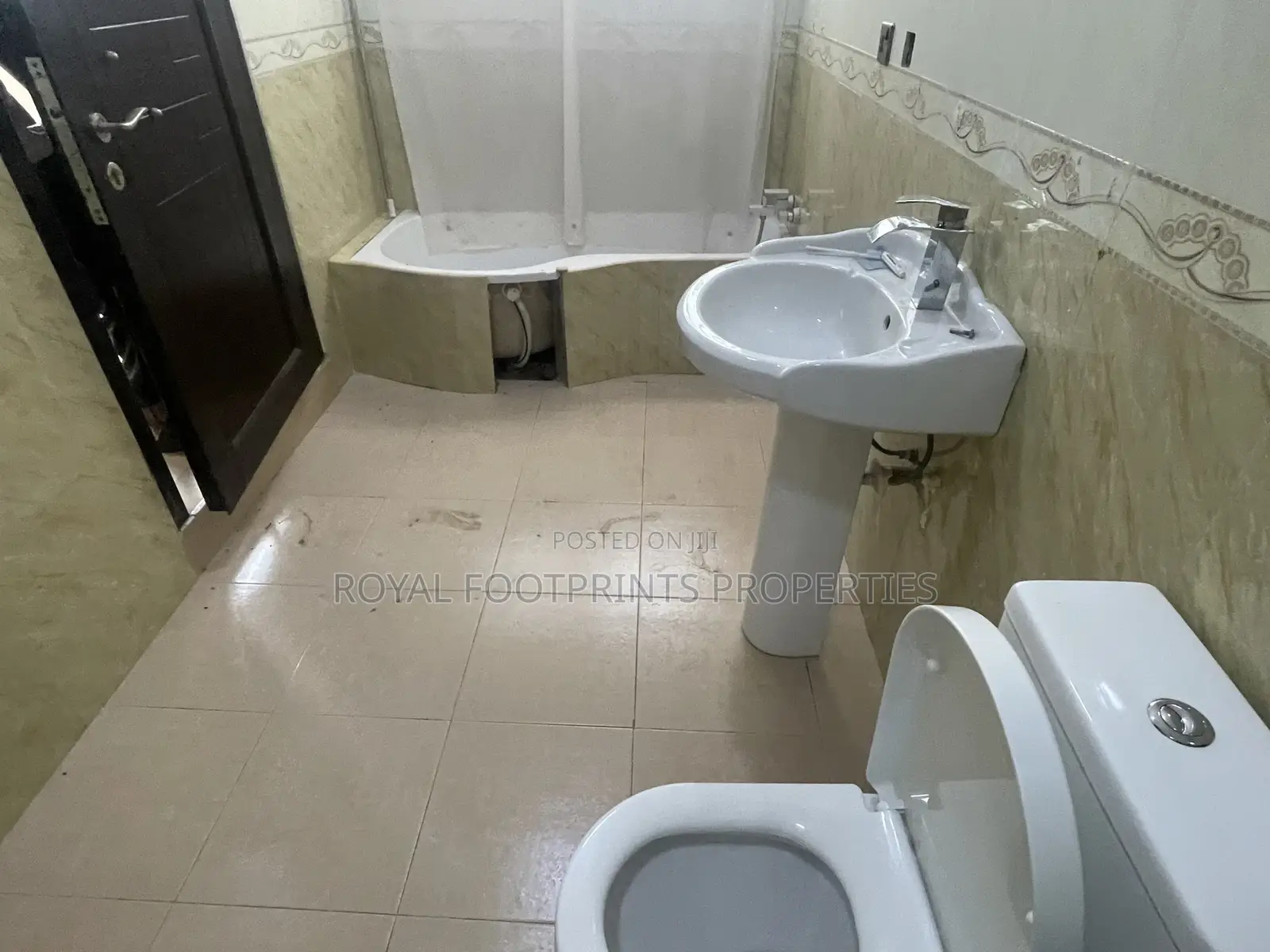 5bdrm House in Adenta for rent