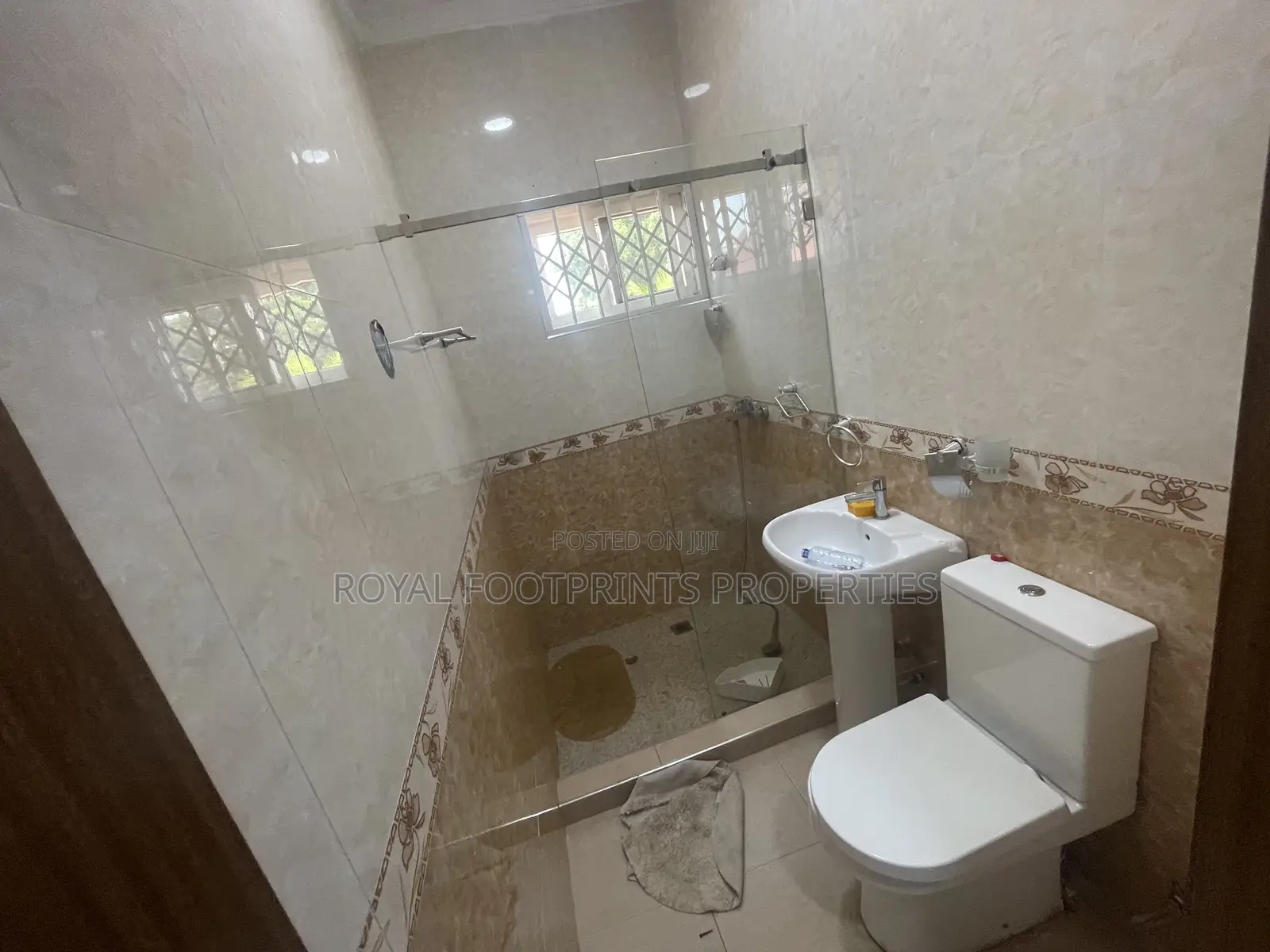 5bdrm House in Adenta for rent