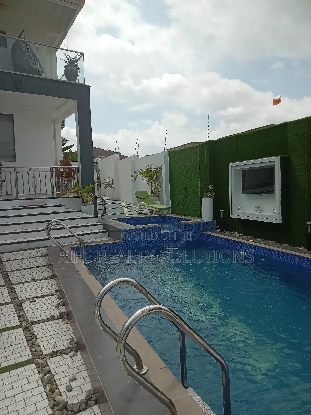 Reliable Pool Cleaning Water Treatment for Sparkling Pools