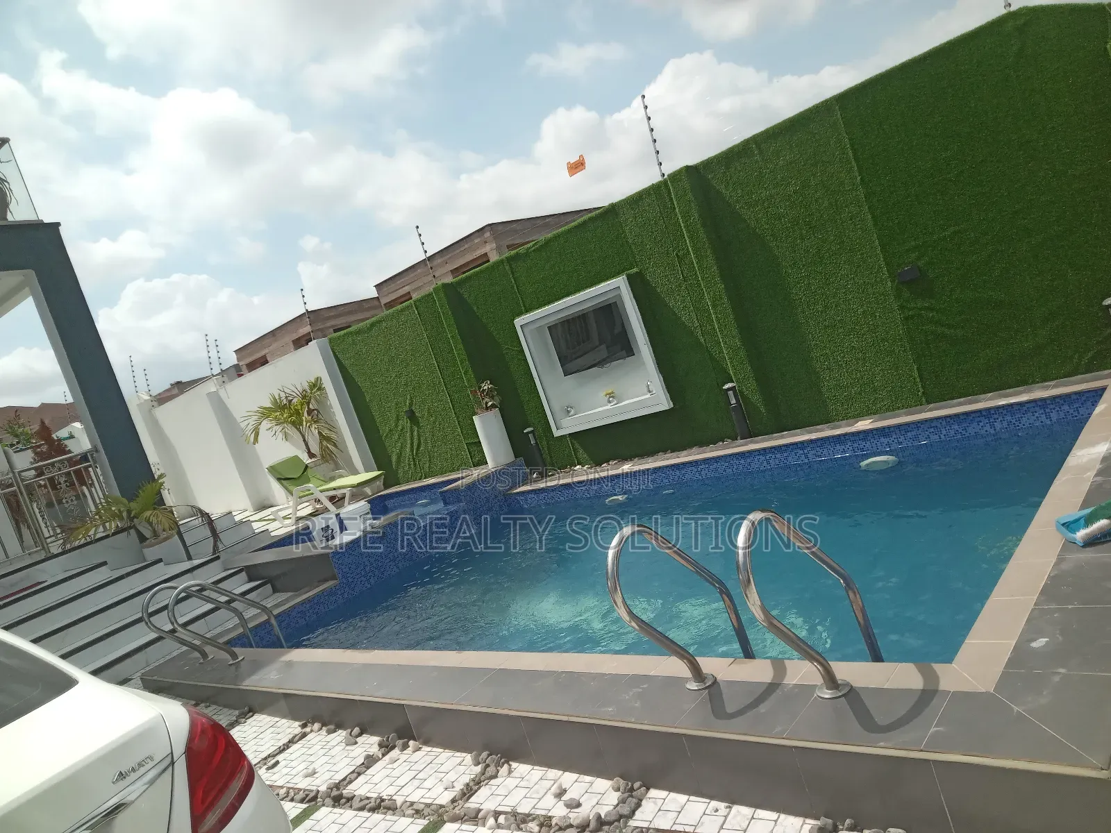 Reliable Pool Cleaning Water Treatment for Sparkling Pools