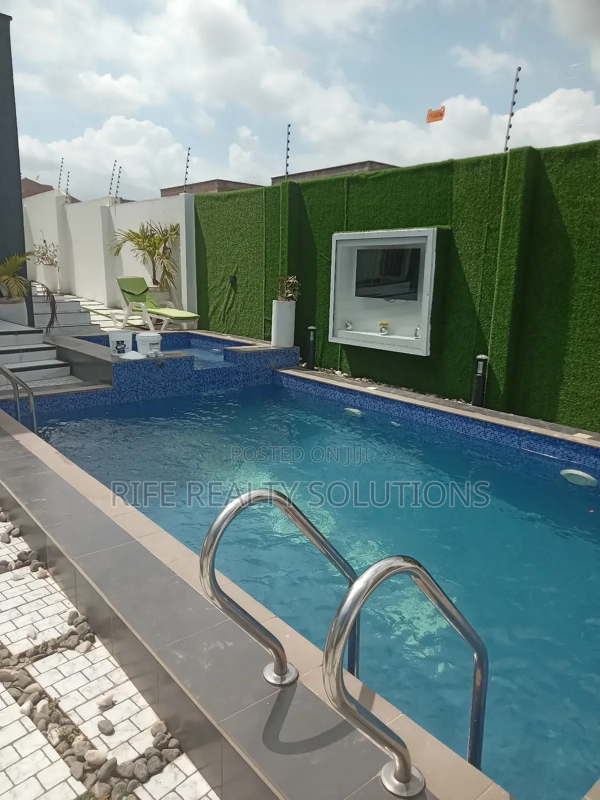 Reliable Pool Cleaning Water Treatment for Sparkling Pools