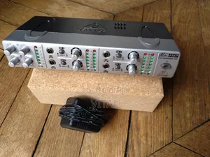 Headphones Amplifier Behringer AMP800