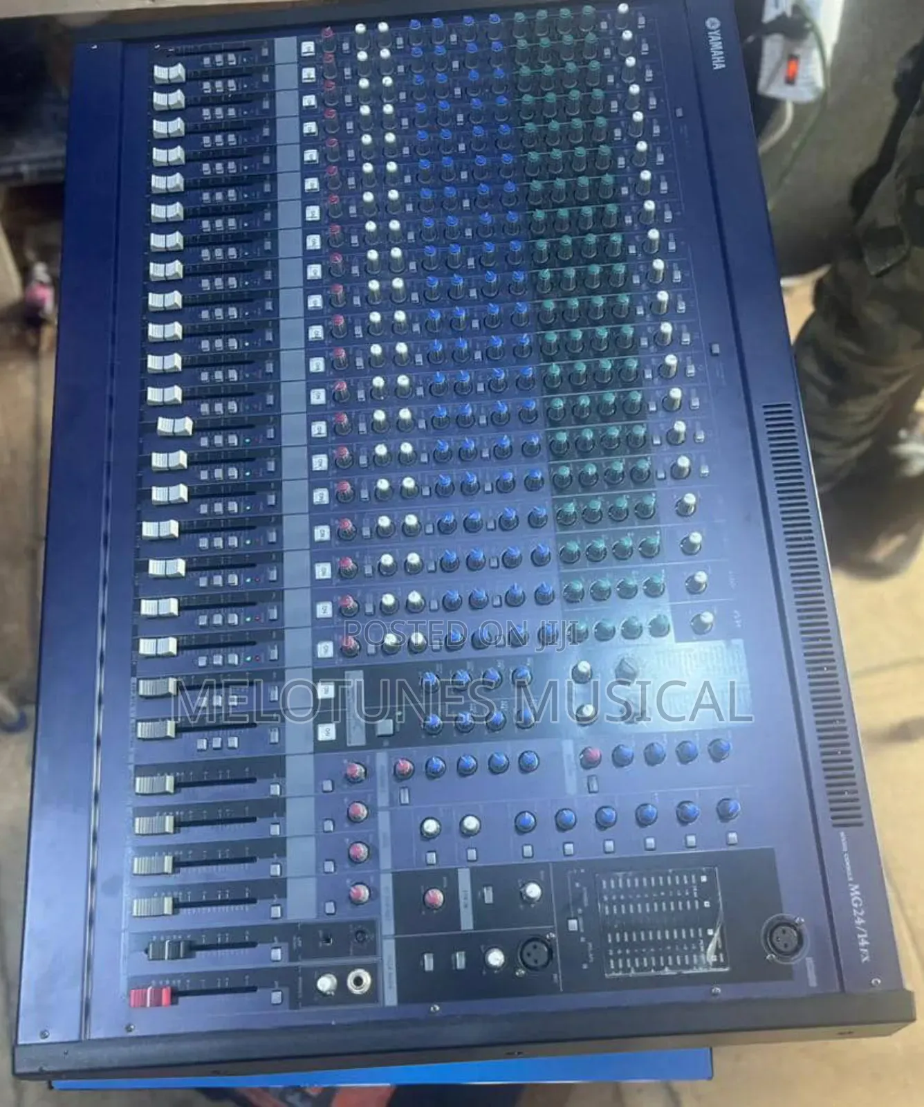 Yamaha Mg24/14fx 24-Channel Input Analog Mixing Console