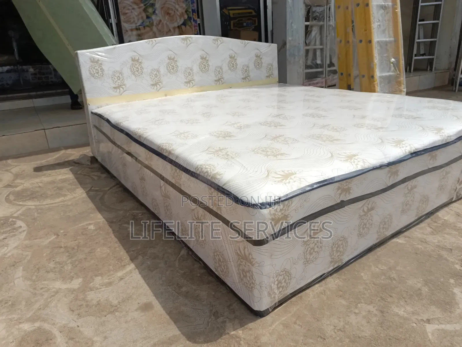 Well Designed Inbuilt Bed * Queen Size