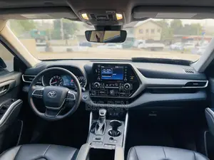 Toyota Highlander XLE 2022 Silver