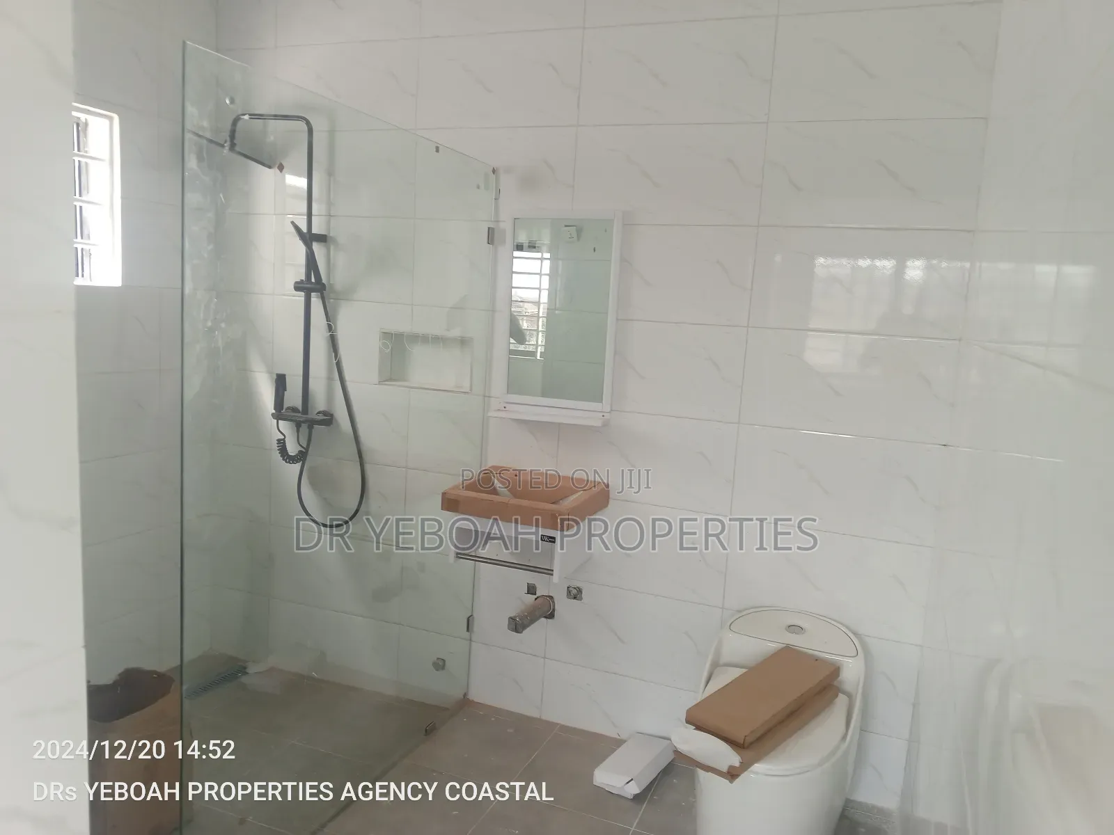 4bdrm Duplex in Spintex:- 4 Bedrooms for sale
