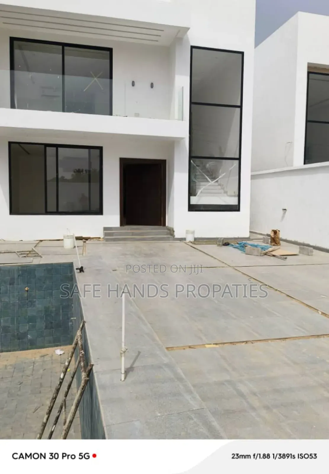 Furnished 5bdrm House in School Junction, Accra Metropolitan for sale
