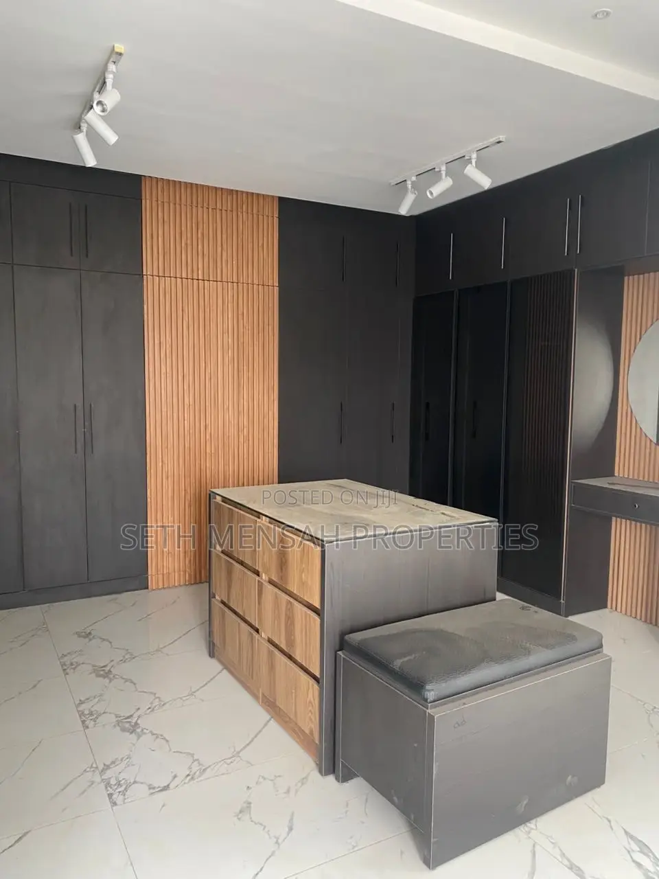 5bdrm Mansion in Skm, East Legon for sale