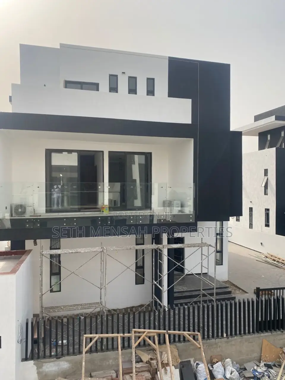 5bdrm Mansion in Skm, East Legon for sale