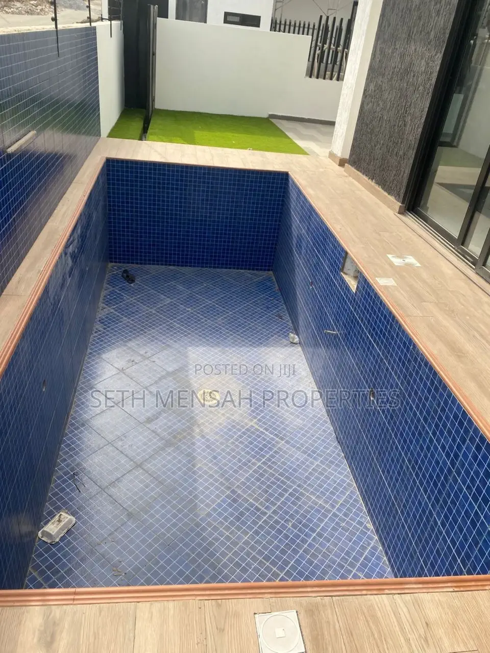 5bdrm Mansion in Skm, East Legon for sale