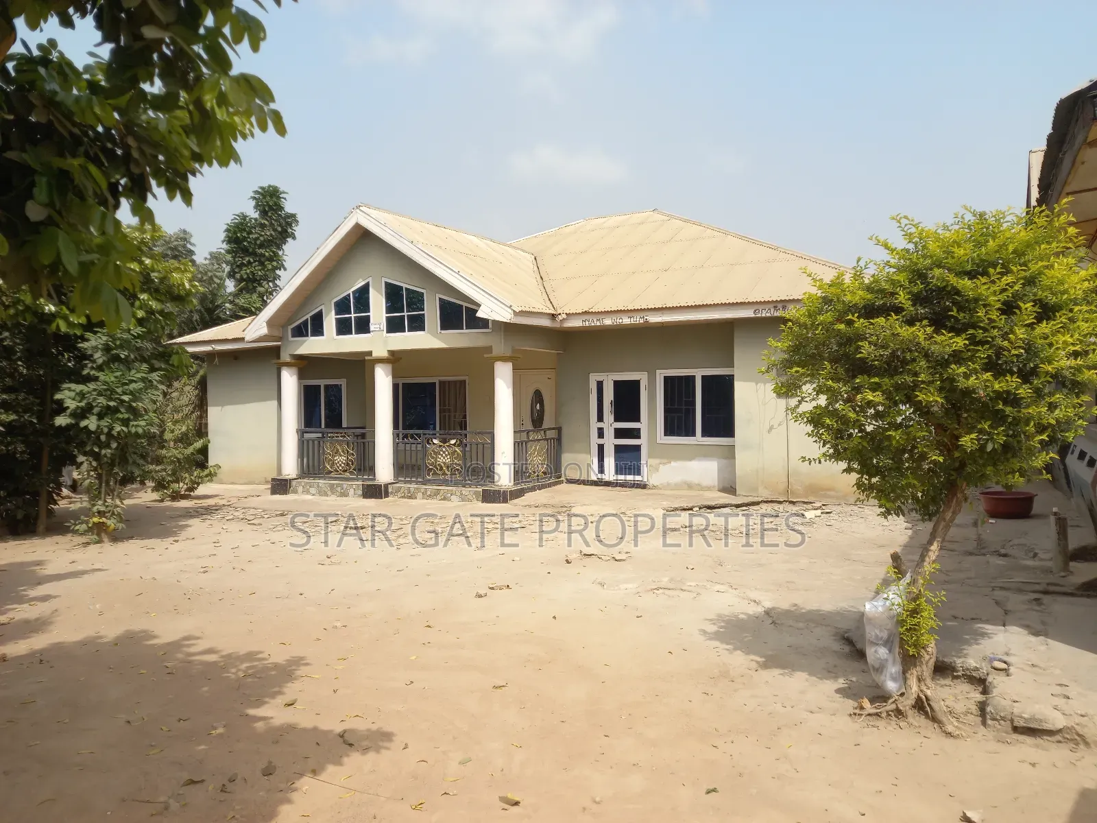 9bdrm House in Fawoade, Kumasi Metropolitan for sale