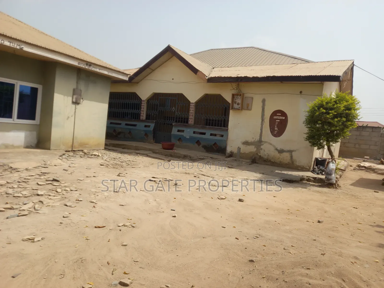 9bdrm House in Fawoade, Kumasi Metropolitan for sale