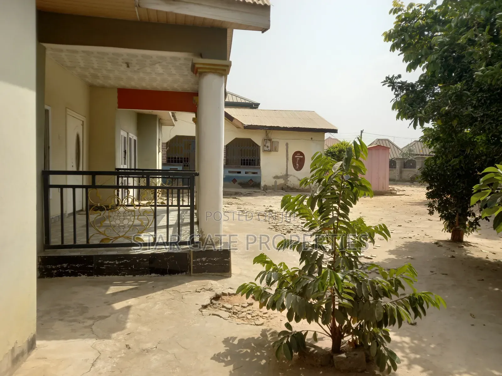 9bdrm House in Fawoade, Kumasi Metropolitan for sale