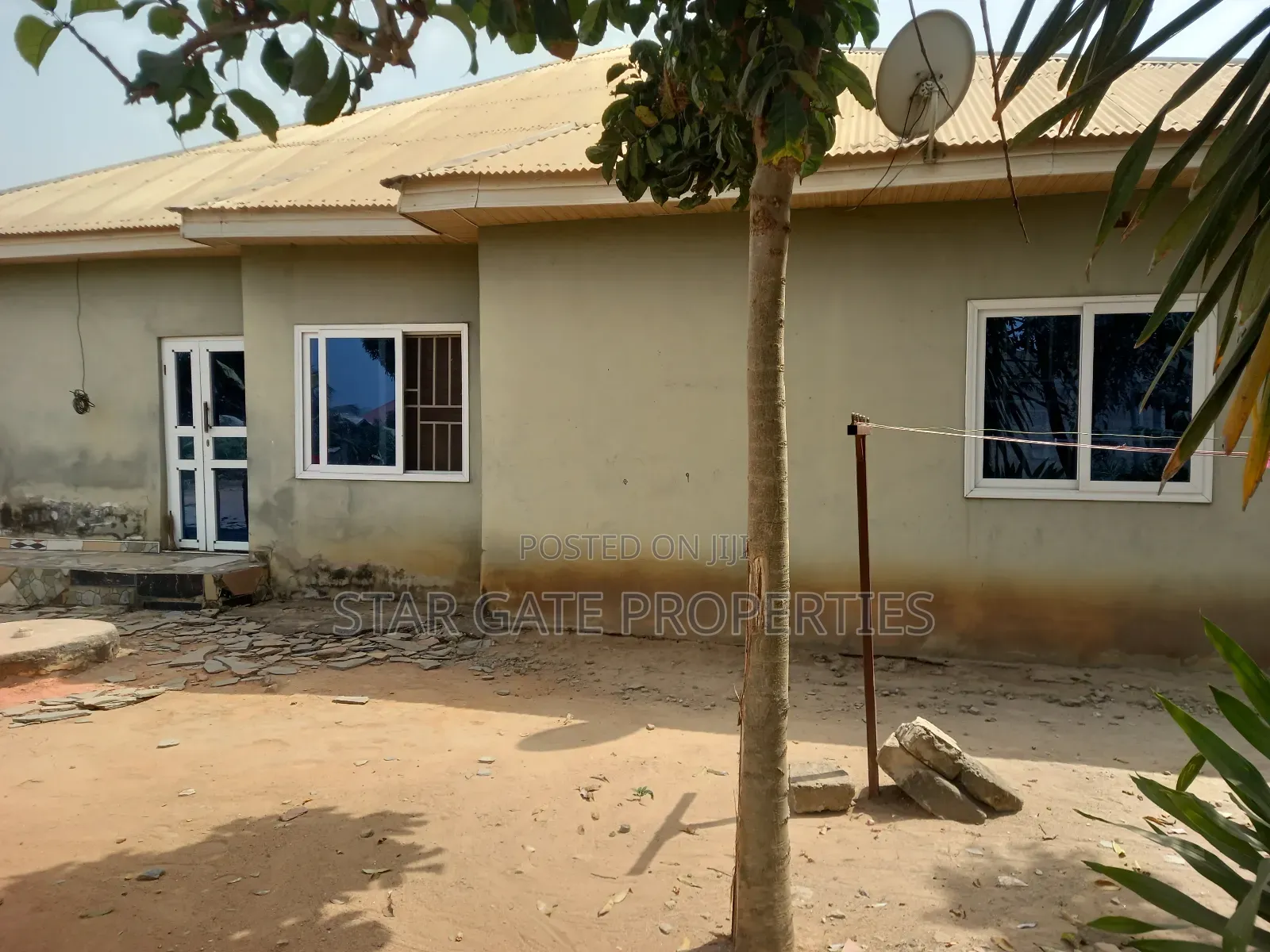 9bdrm House in Fawoade, Kumasi Metropolitan for sale