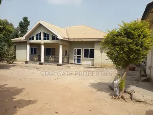9bdrm House in Fawoade, Kumasi Metropolitan for sale