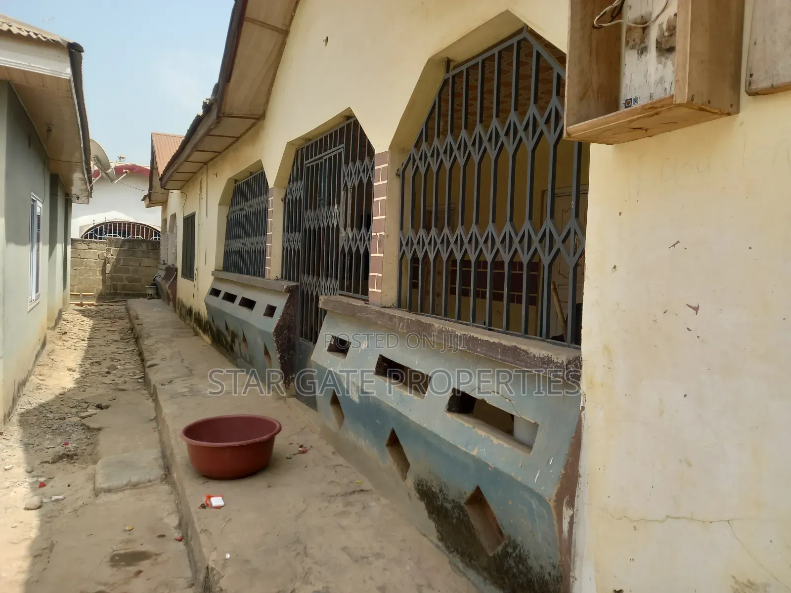 9bdrm House in Fawoade, Kumasi Metropolitan for sale