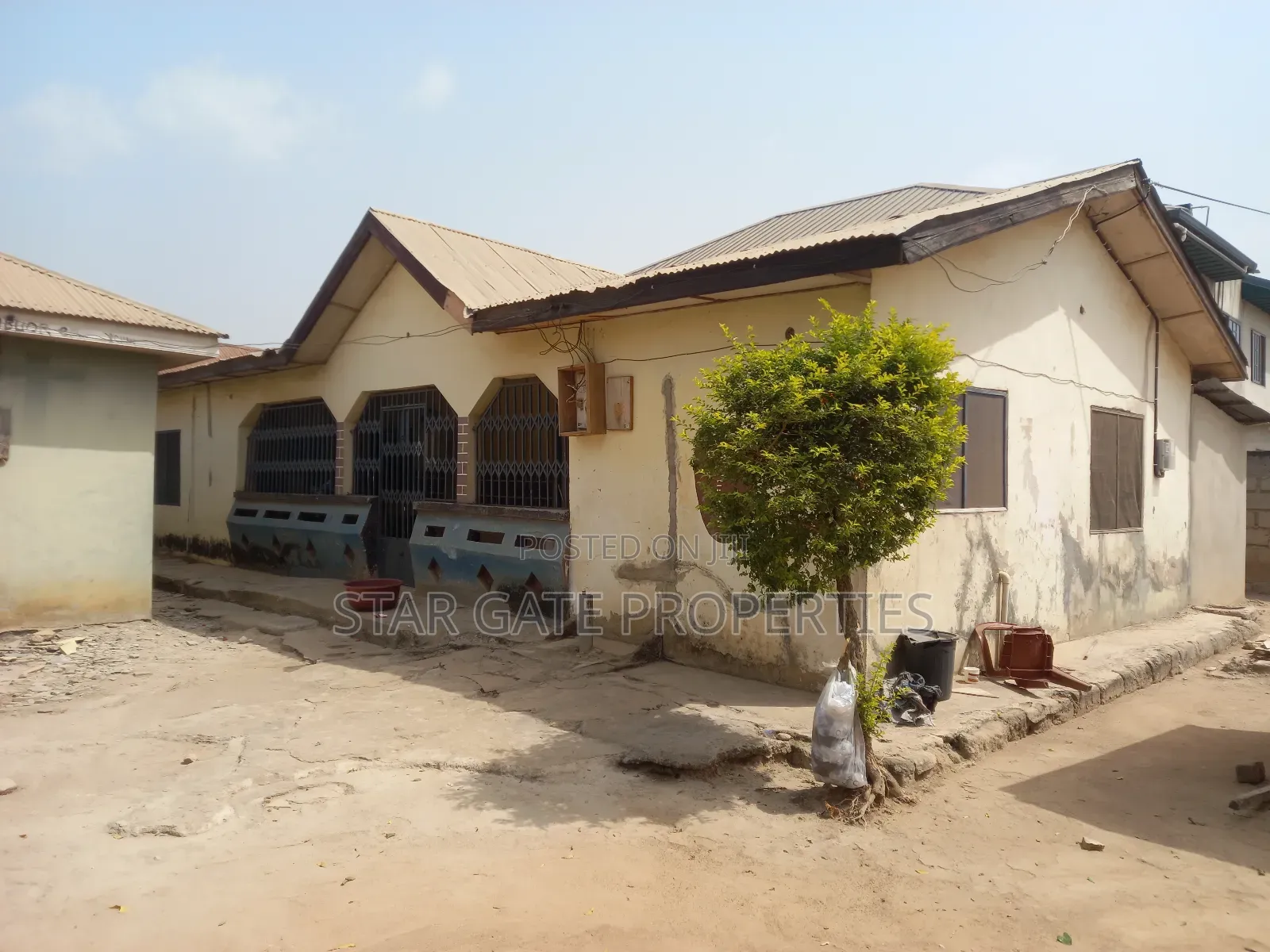 9bdrm House in Fawoade, Kumasi Metropolitan for sale