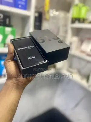New Samsung Galaxy S10e 128 GB Black