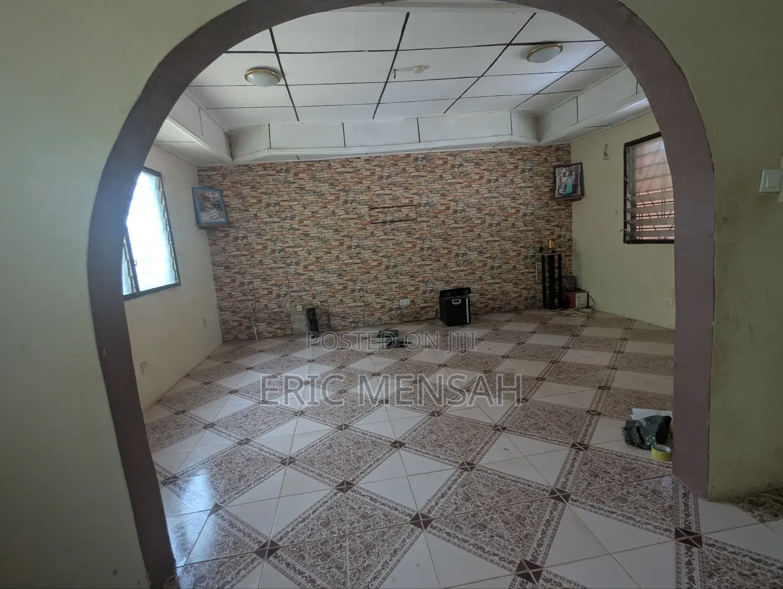 Two Master Bedrom Wit Kitchn, Dining Hal, Porch Nd a Big Hal