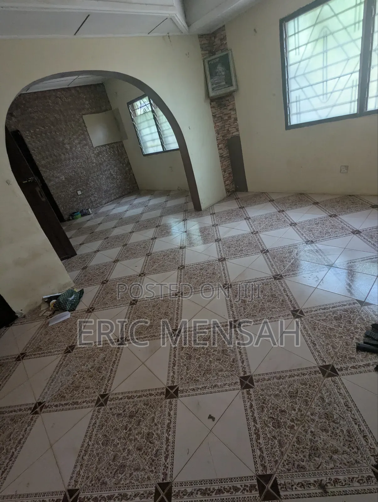 Two Master Bedrom Wit Kitchn, Dining Hal, Porch Nd a Big Hal