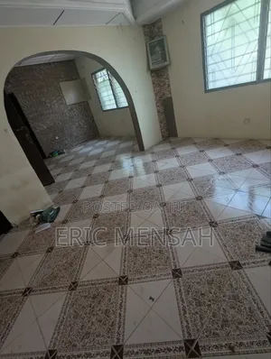 Two Master Bedrom Wit Kitchn, Dining Hal, Porch Nd a Big Hal
