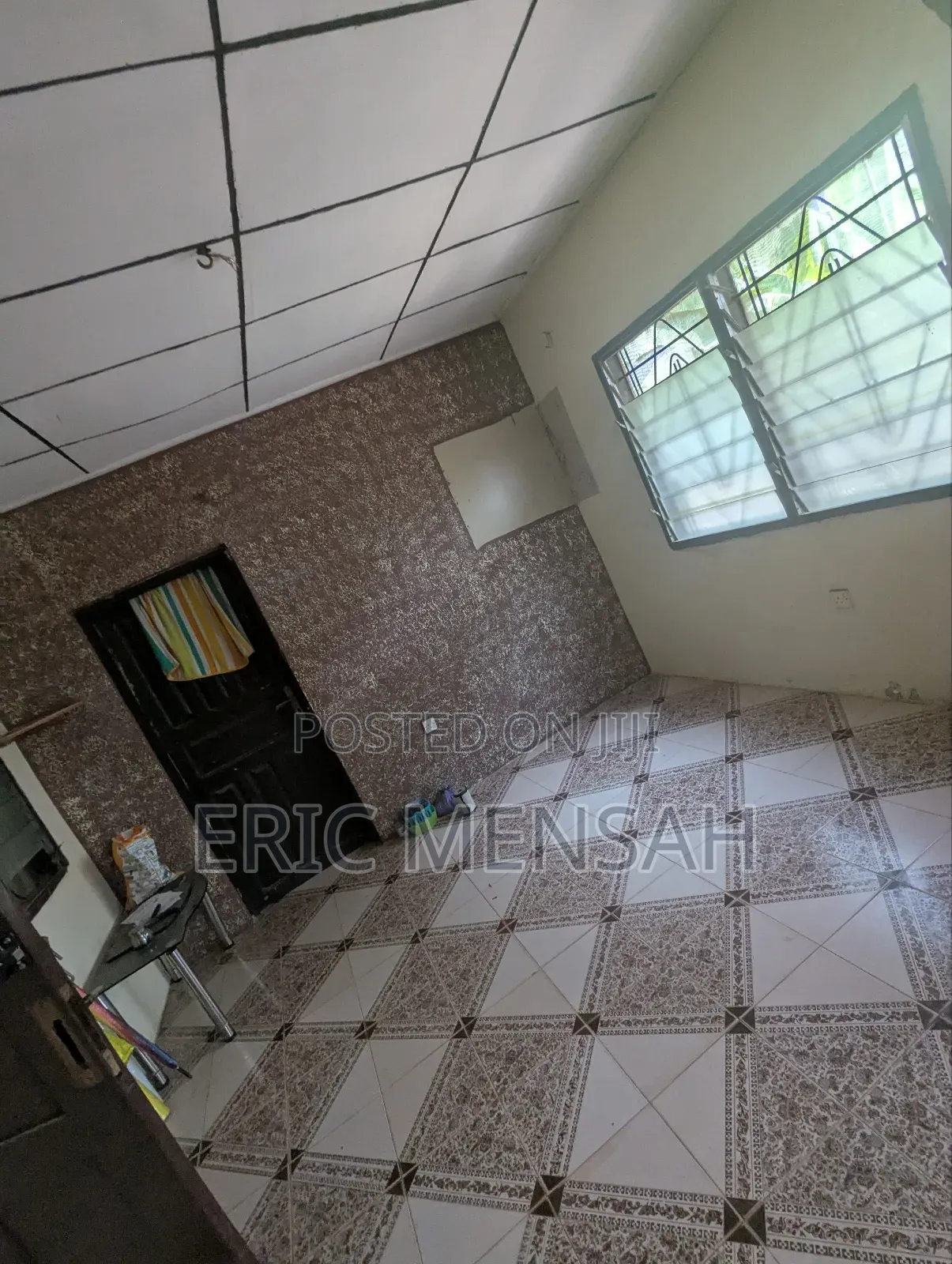 Two Master Bedrom Wit Kitchn, Dining Hal, Porch Nd a Big Hal