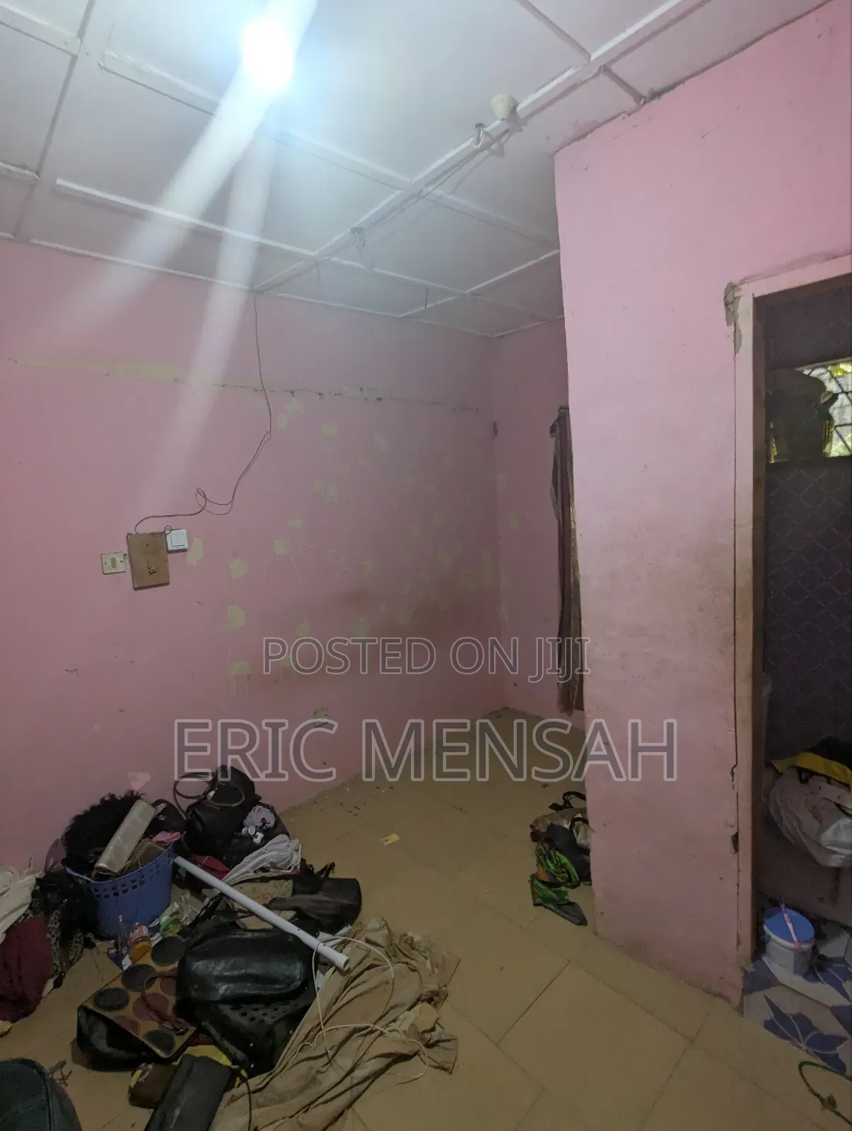 Two Master Bedrom Wit Kitchn, Dining Hal, Porch Nd a Big Hal
