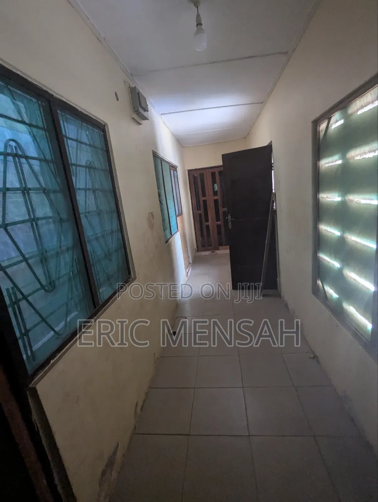 Two Master Bedrom Wit Kitchn, Dining Hal, Porch Nd a Big Hal
