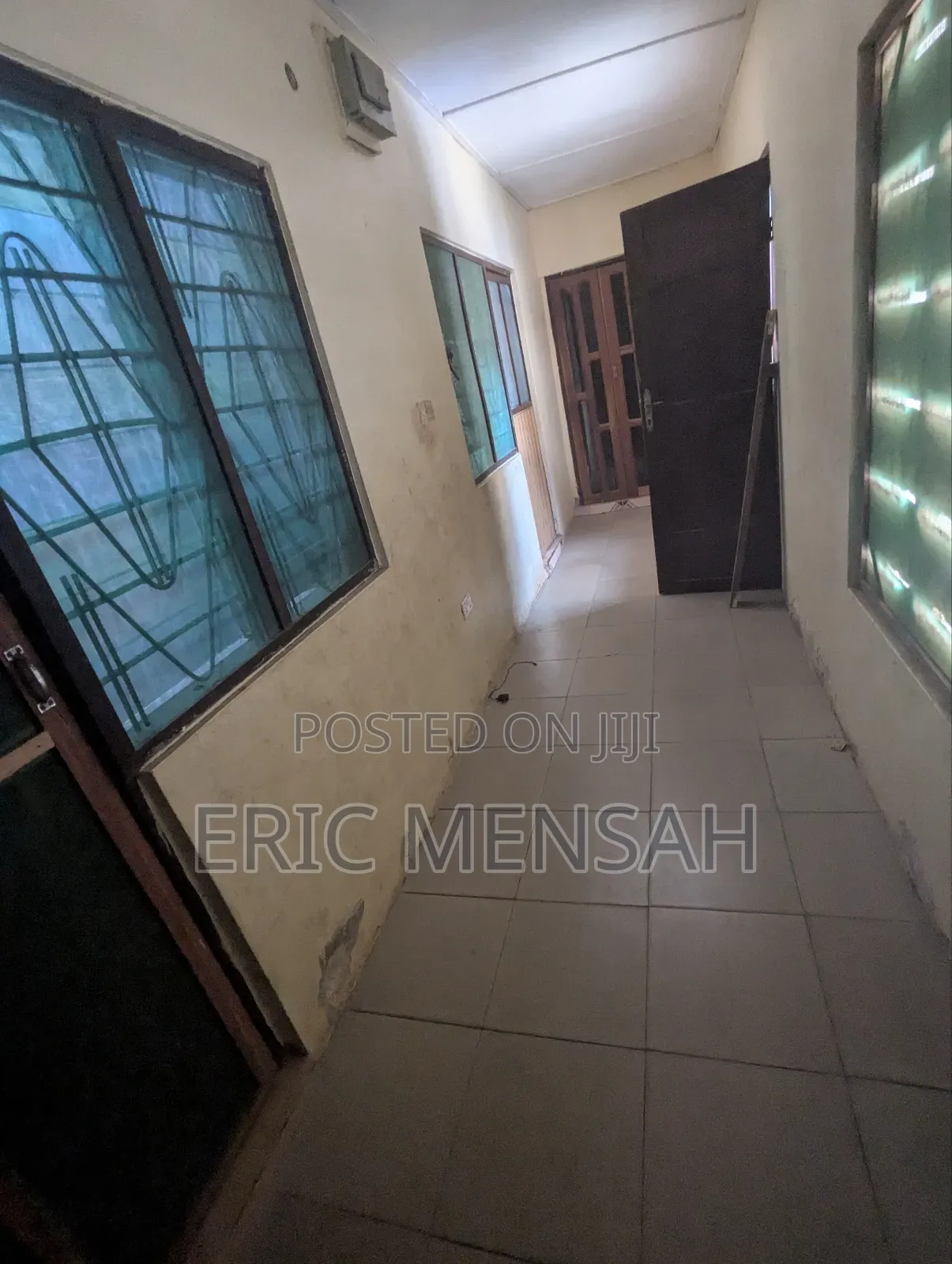 Two Master Bedrom Wit Kitchn, Dining Hal, Porch Nd a Big Hal