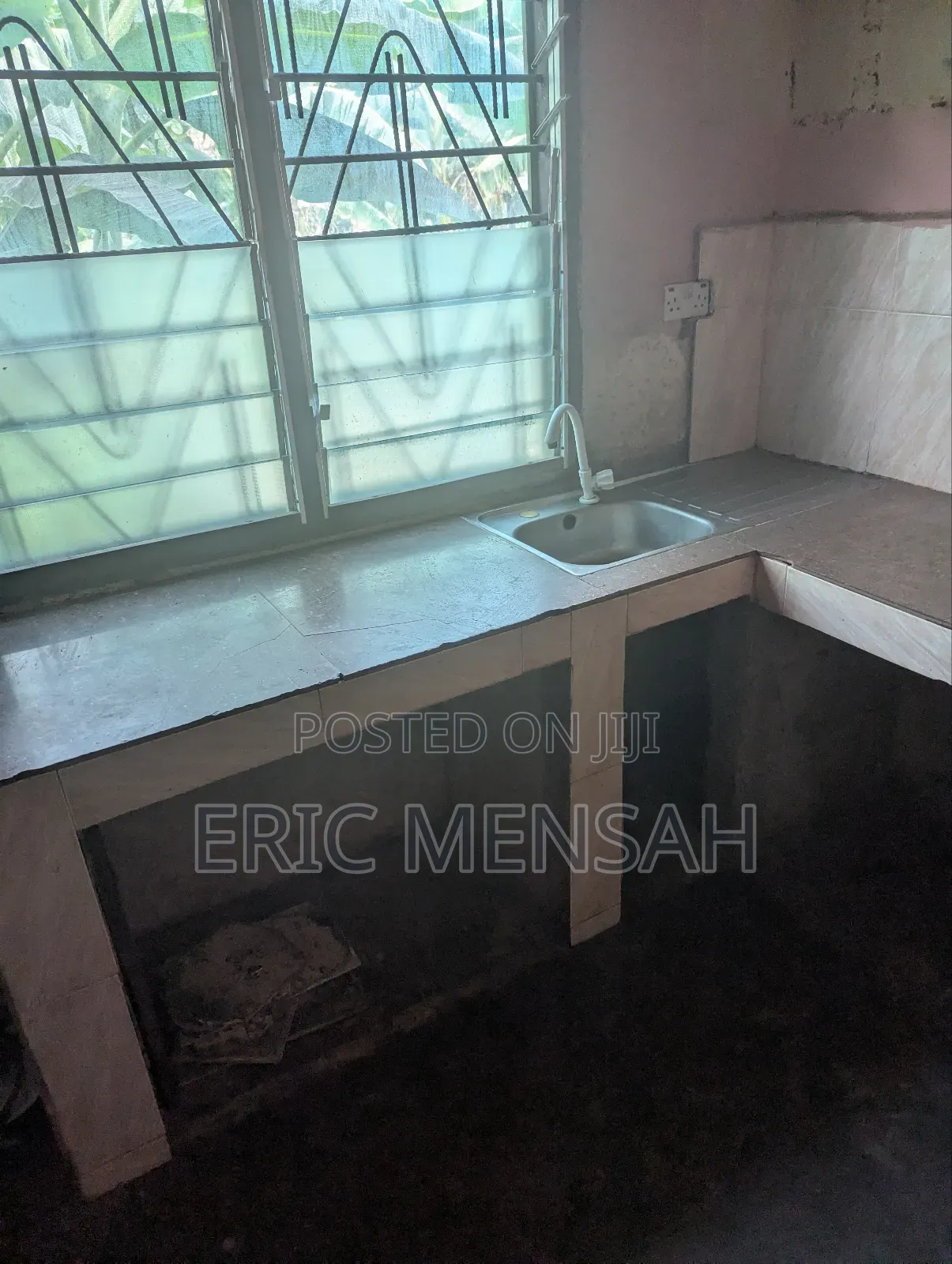 Two Master Bedrom Wit Kitchn, Dining Hal, Porch Nd a Big Hal