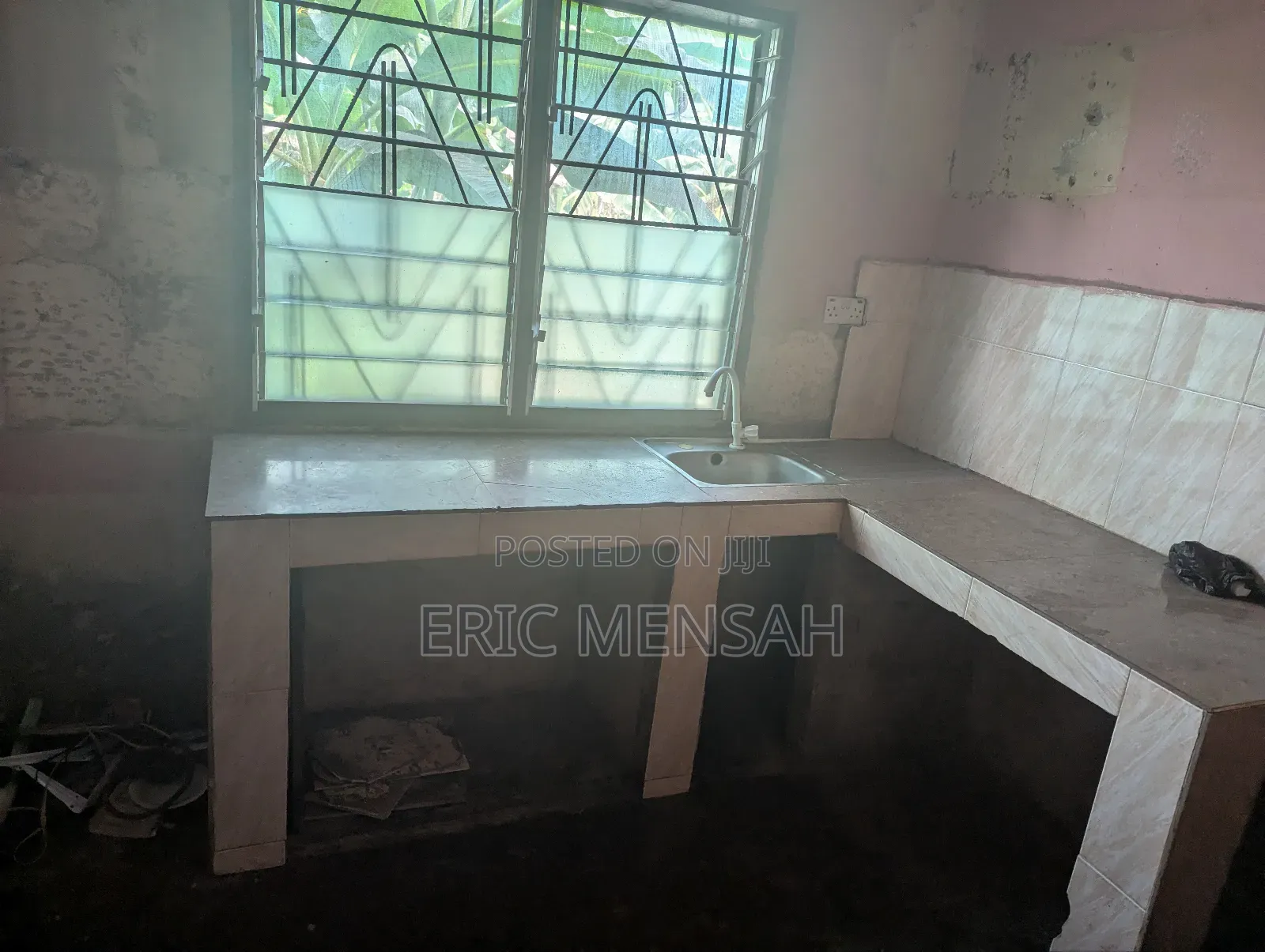 Two Master Bedrom Wit Kitchn, Dining Hal, Porch Nd a Big Hal