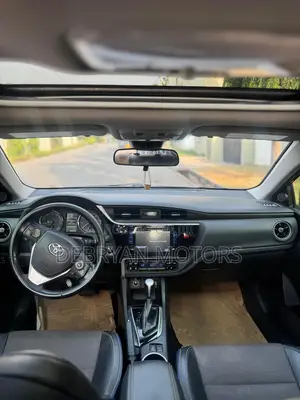 Toyota Corolla SE (1.8L 4cyl 6M) 2019 Brown