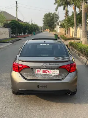 Toyota Corolla SE (1.8L 4cyl 6M) 2019 Brown