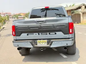 Ford F-150 Lariat 4x2 SuperCrew Cab Styleside 5.5 ft. box 145 in. WB