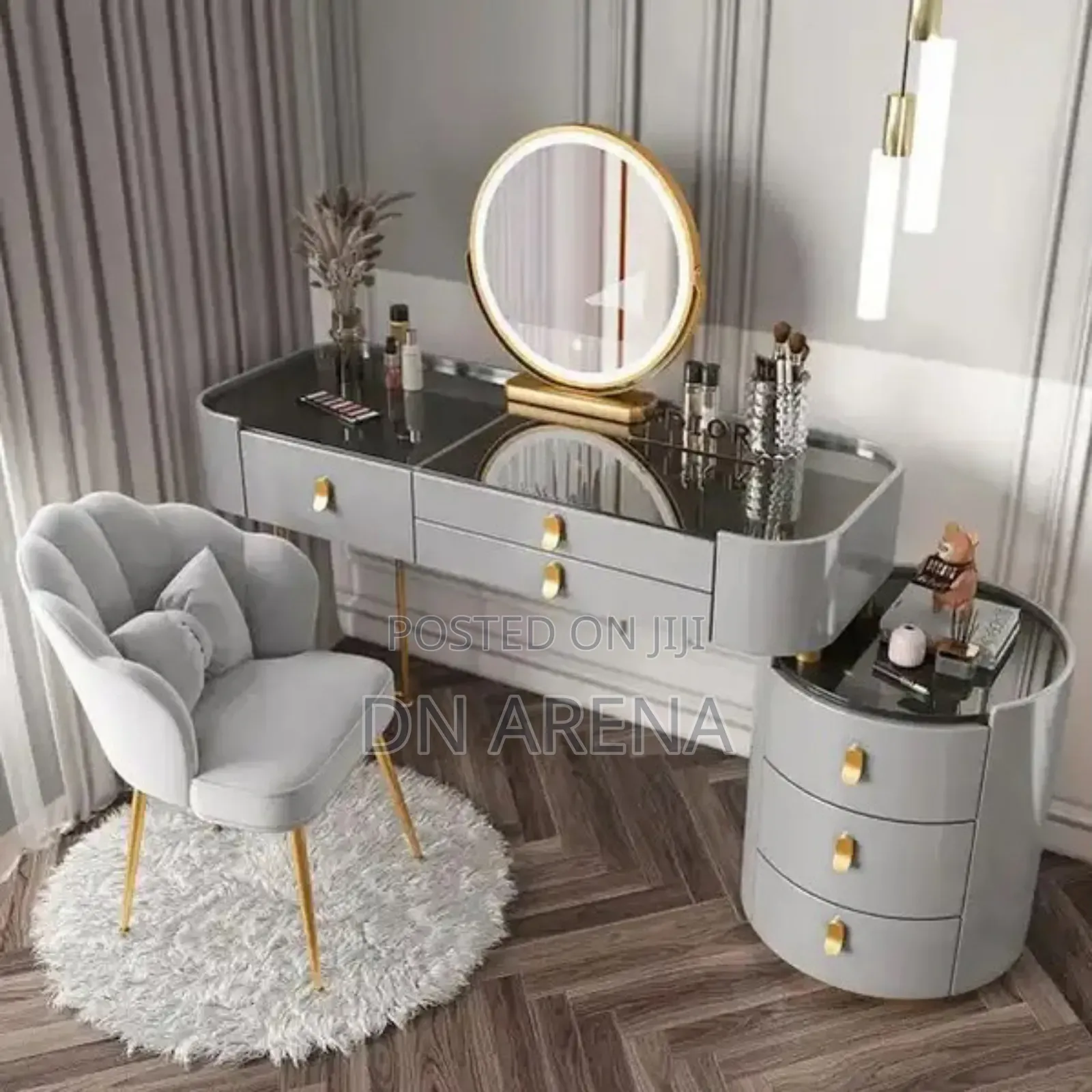 Dresser Make Up Station
