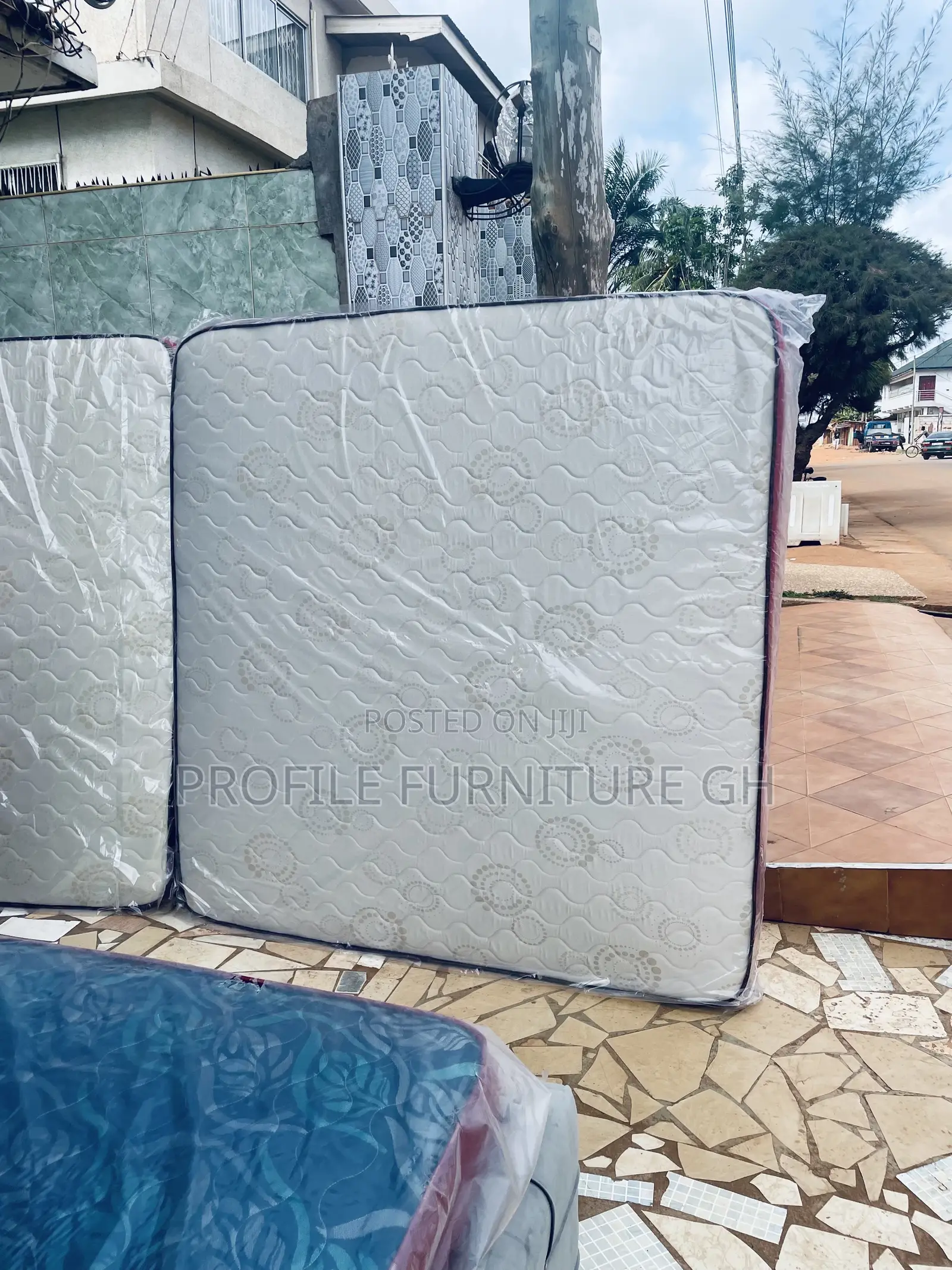 King Size Mattress (84x75)// Free Delivery