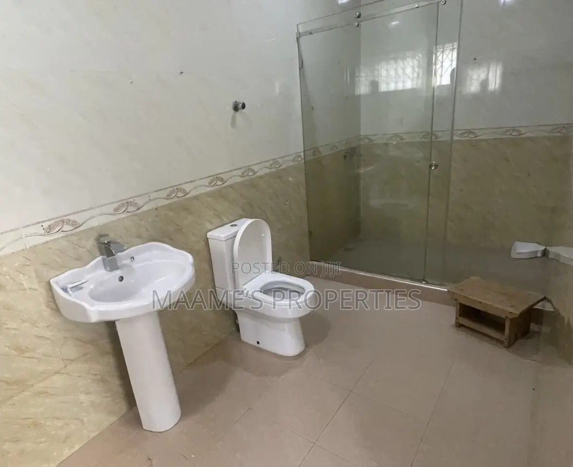 5bdrm House in Adenta for rent