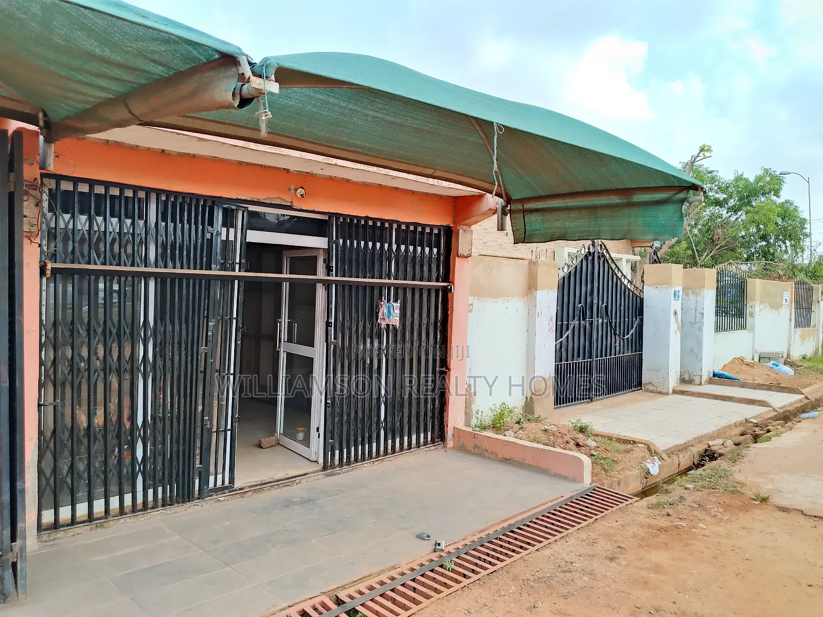 Ground Floor, Busy Road Side Shop/Store/Warehouse,Spintex