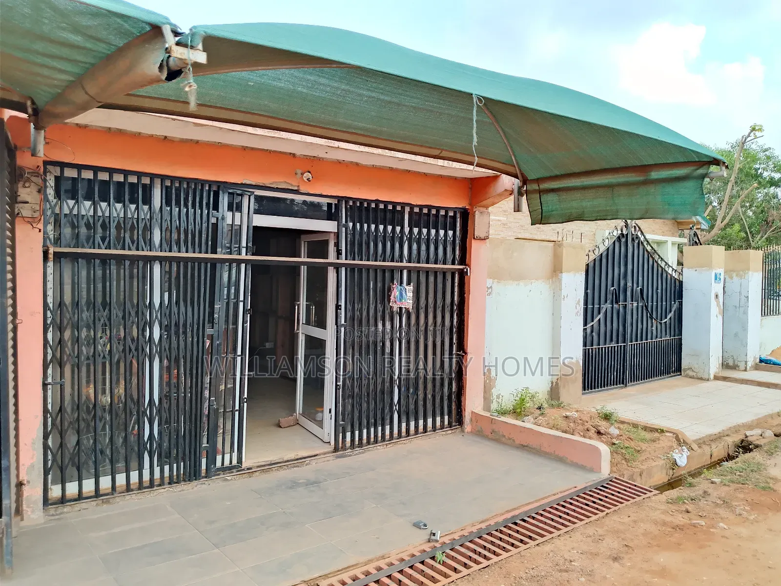 Ground Floor, Busy Road Side Shop/Store/Warehouse,Spintex