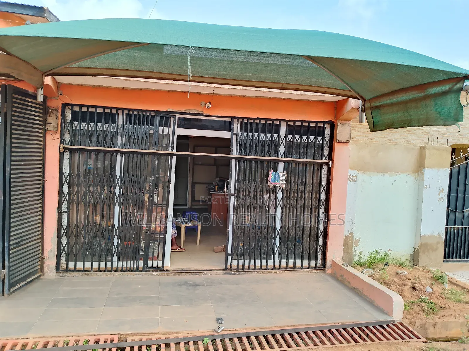 Ground Floor, Busy Road Side Shop/Store/Warehouse,Spintex