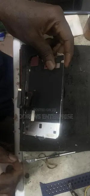 We Fix All iPhones, iPads, Macbooks, and Smartphone Issues.