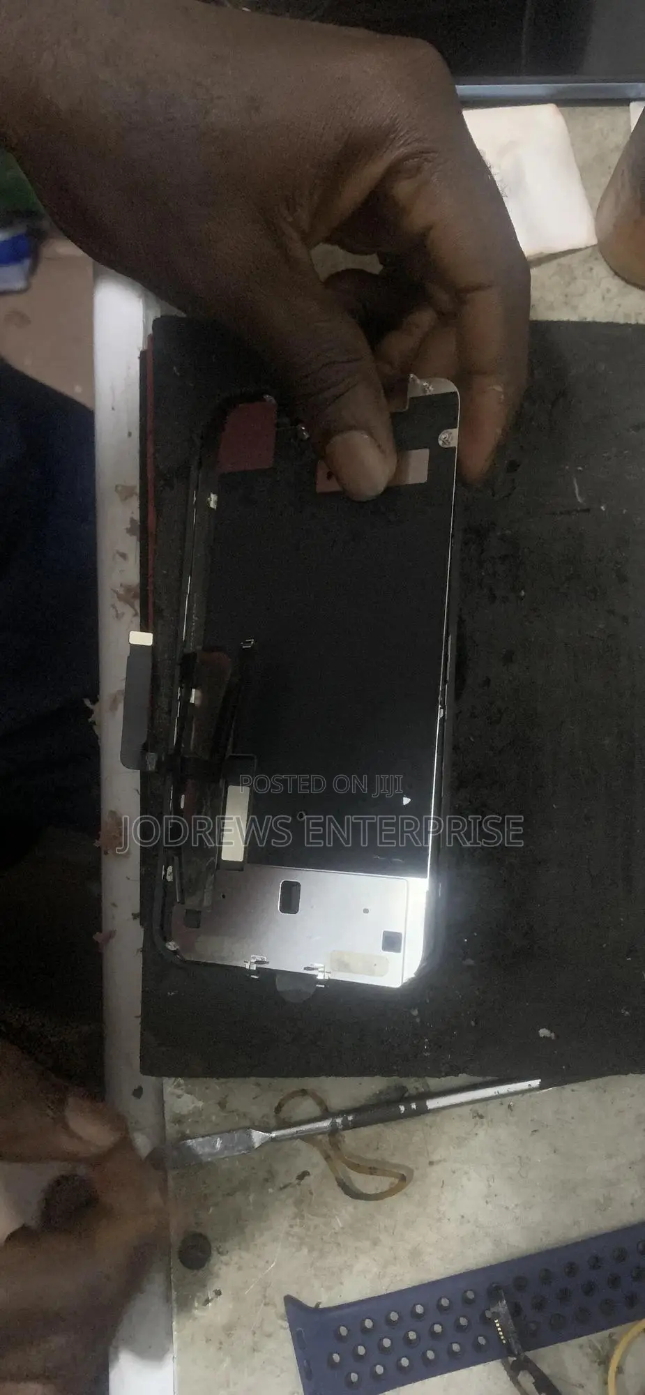 We Fix All iPhones, iPads, Macbooks, and Smartphone Issues.