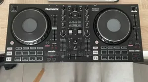 Numark Mixtrack Platinum FX