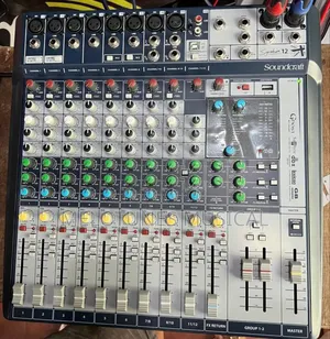 Soundcraft Signature 12 12-Input Analog Mixer