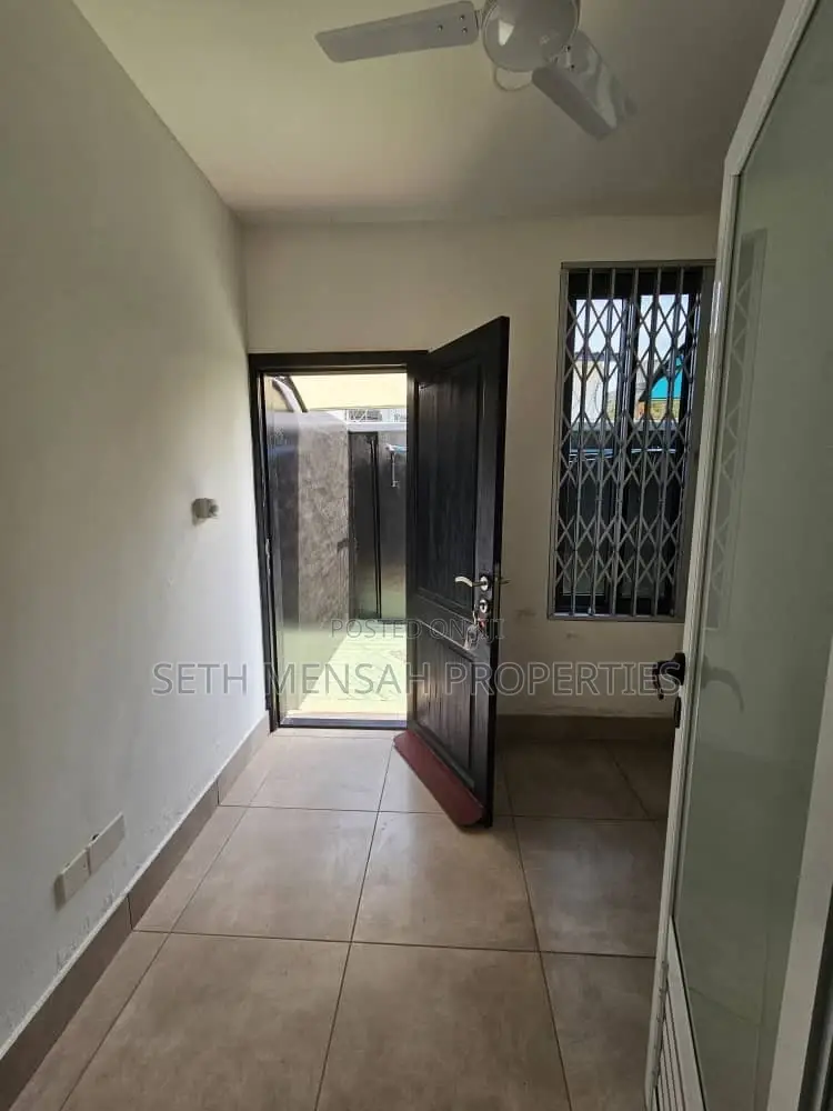 3bdrm Duplex in Skm, Dzorwulu for rent