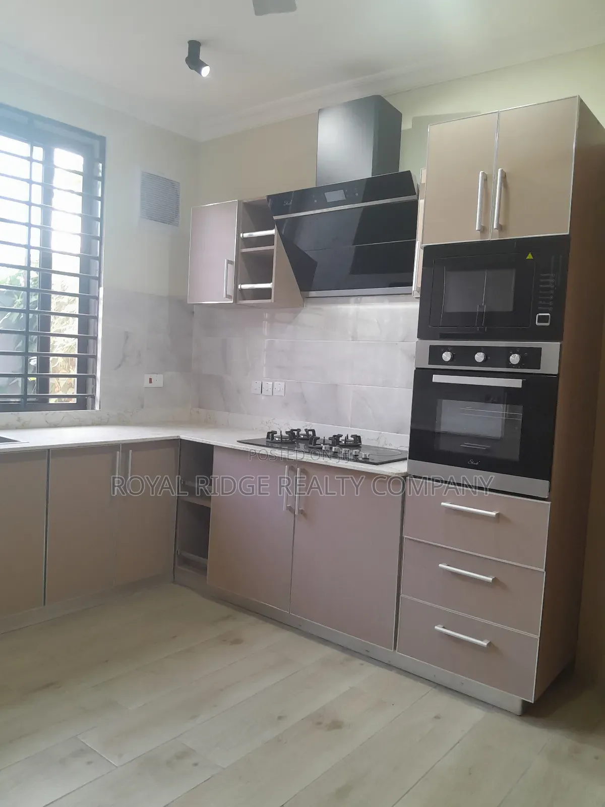 4bdrm Townhouse / Terrace in Tseaddo, Accra Metropolitan for rent