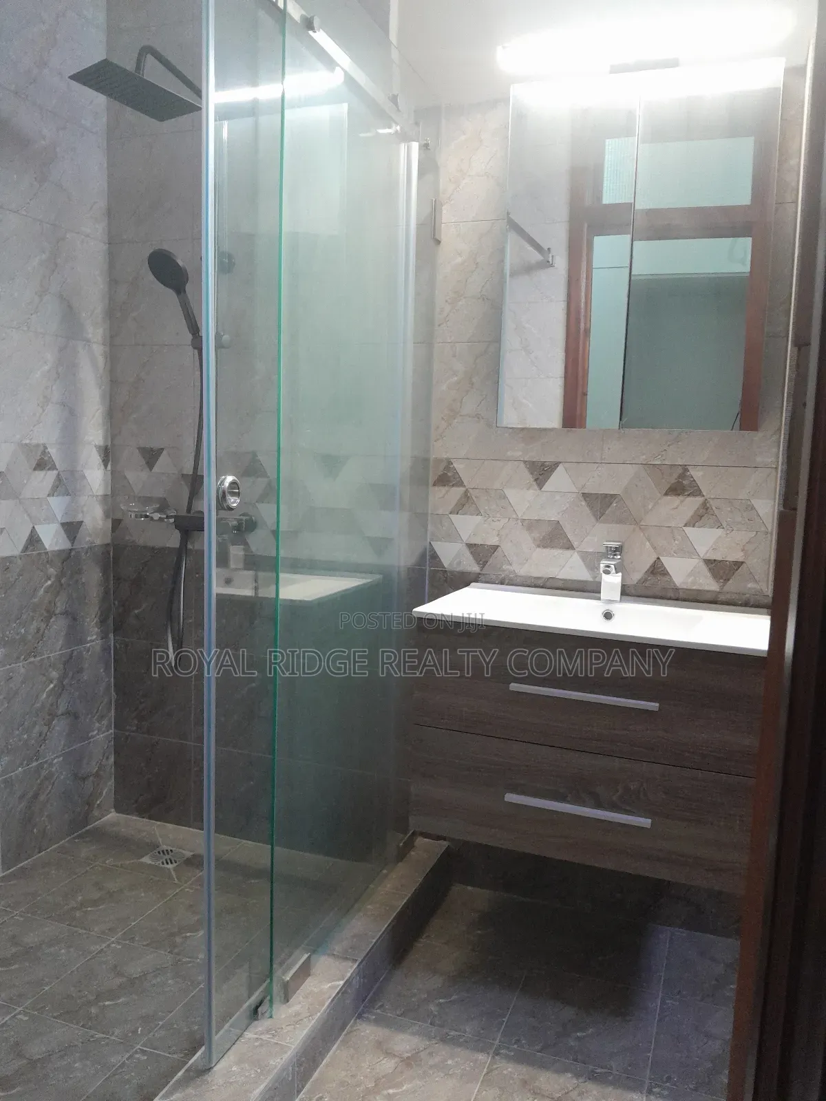 4bdrm Townhouse / Terrace in Tseaddo, Accra Metropolitan for rent