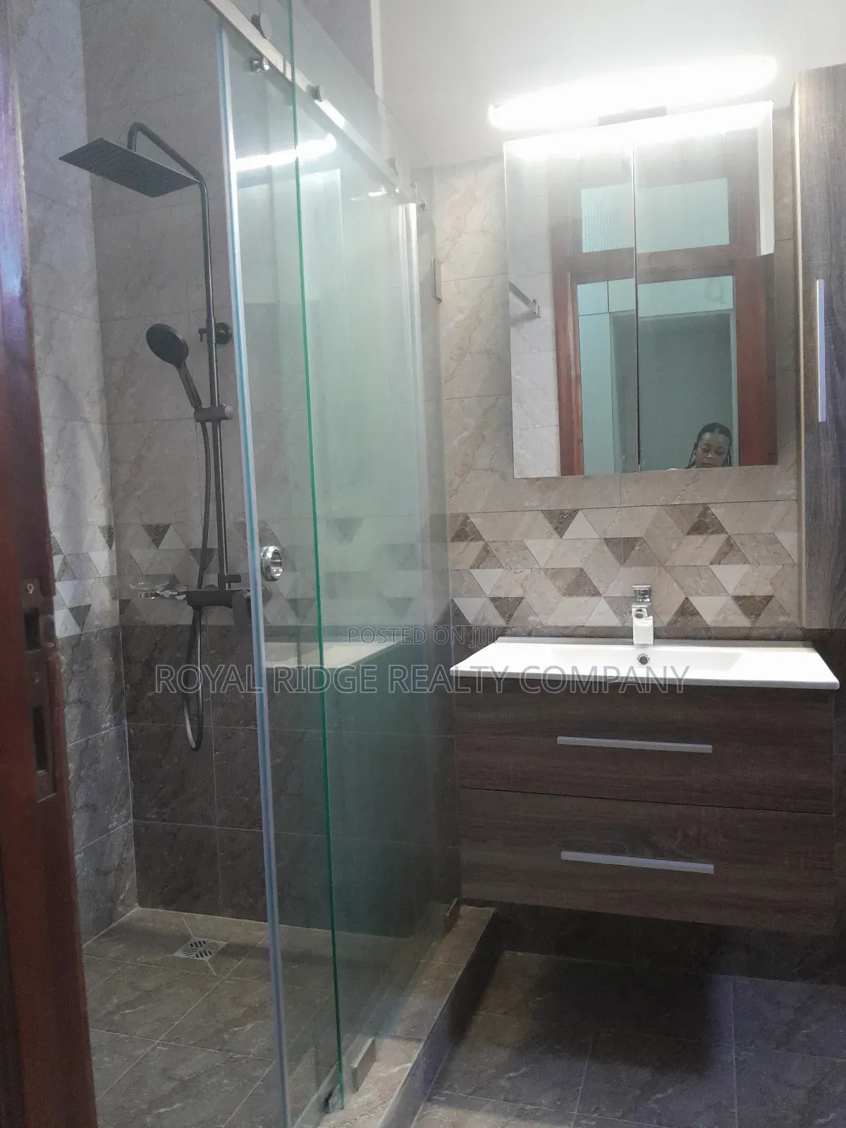 4bdrm Townhouse / Terrace in Tseaddo, Accra Metropolitan for rent