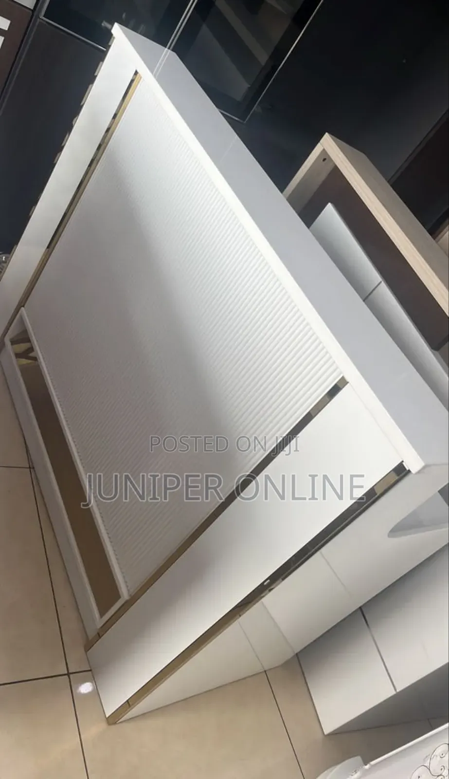 Office Desk / Office Table Pinii