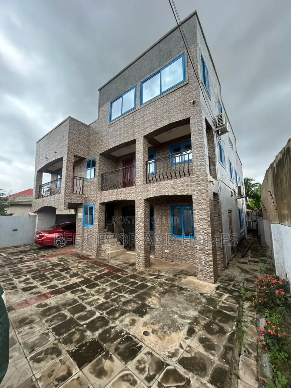 8bdrm Mansion in Bee Decor & Homes, Abokobi for sale